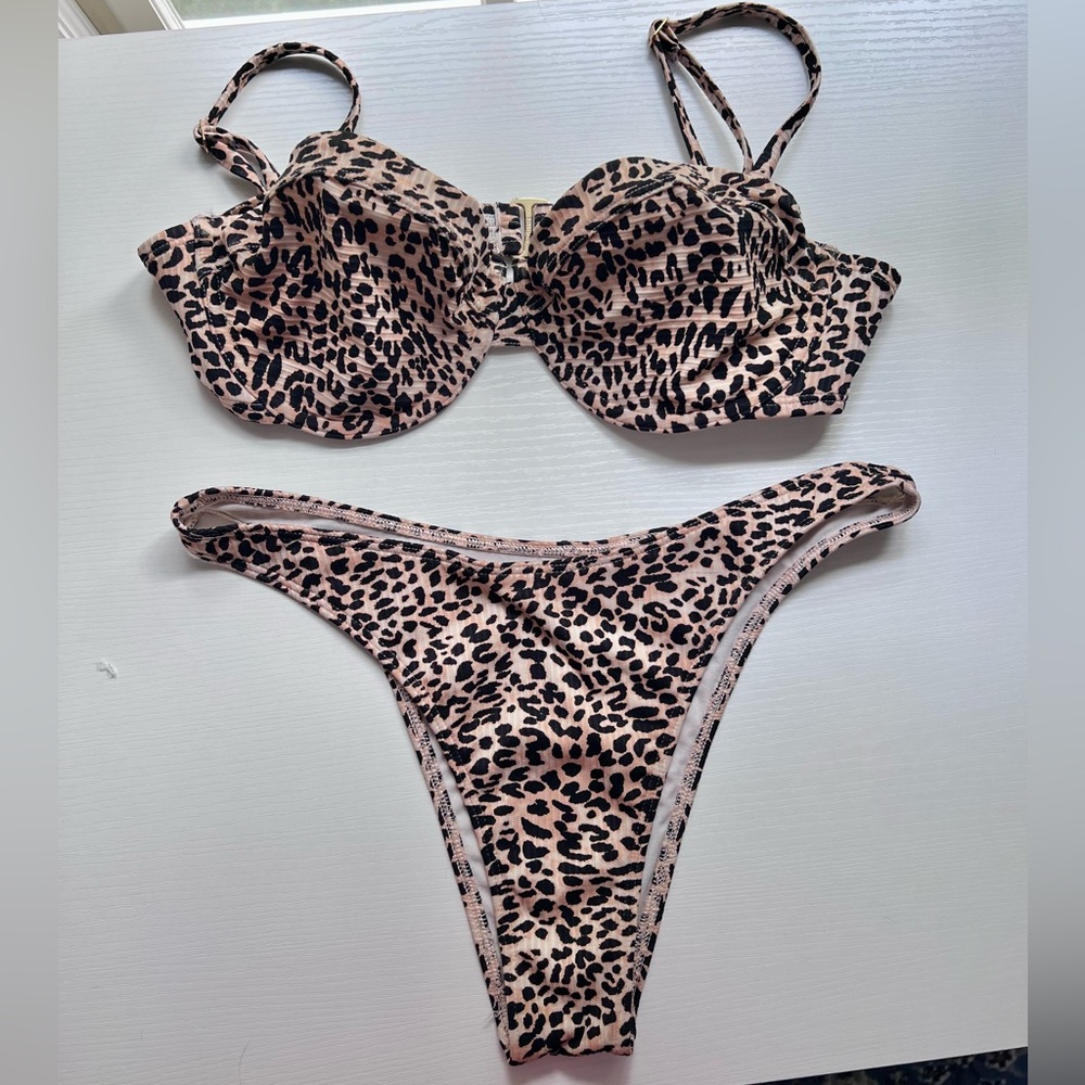Hollister Cheetah / Leopard Print Bikini Set (M/L)